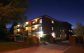 Гостиница Oxley Court Serviced Apartments  Канберра